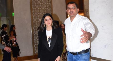 Alia Bhatt wears A T-shirt With Hubby Ranbir Kapoor's Face On It For ...