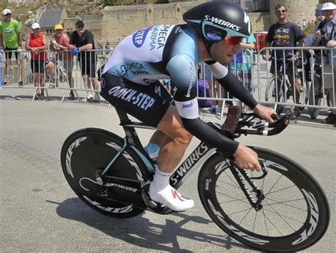 A Cavendish le tiran orina durante la contrarreloj