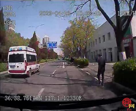 让出生命通道！济南公交驾驶员闯红灯礼让救护车 - 记者直击 - 舜网新闻