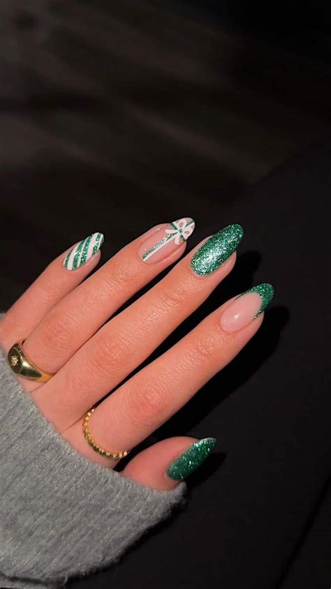 36 Breathtaking Green Christmas Nails You Want to Recreate This Holiday ...