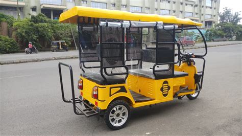 Social Distancing E-Rickshaw, Government Approved Passenger E-Rickshaw ...