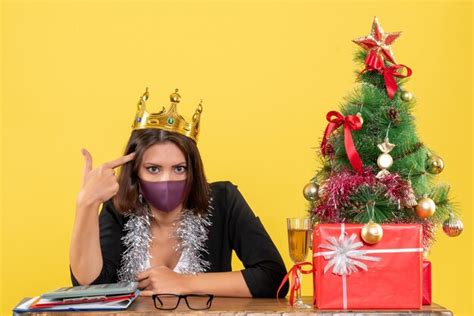 Humor de Natal com uma bela senhora de terno com coroa usando sua ...