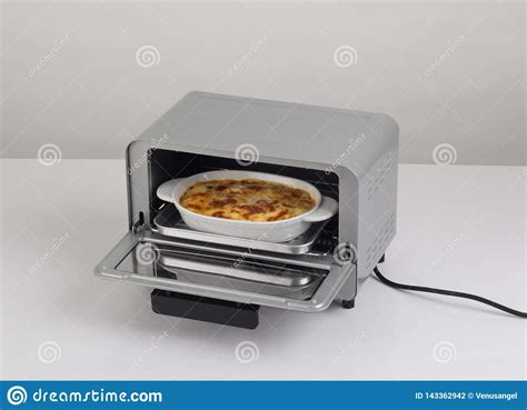Piccolo Forno Elettrico Aperto Con Il Vassoio Di Lasagne  
