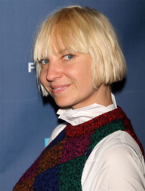 Sia Face Reveal: Pop Icon Flaunts Plastic Surgery Results, Stuns Fans With New Look