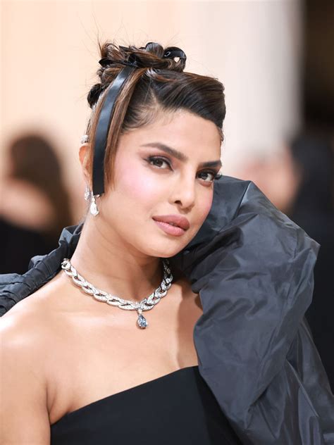 Hair bows are the ideal coquette accessory for year-end looks | Vogue India