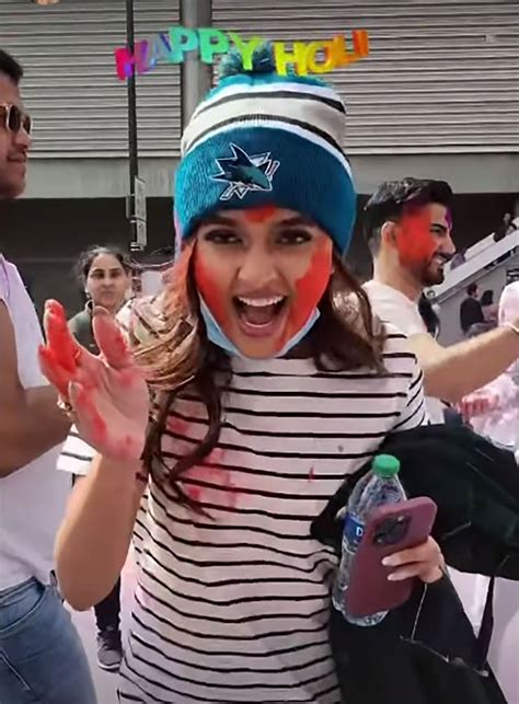 मास्क लगाकर सड़क पर दोस्तों के साथ होली खेलती दिखी पॉपुलर एक्ट्रेस ...