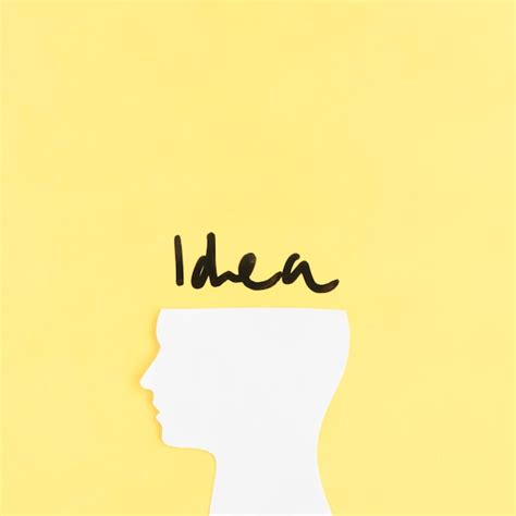 Ideewoord over knipsel menselijke hersenen op gele achtergrond | Gratis ...