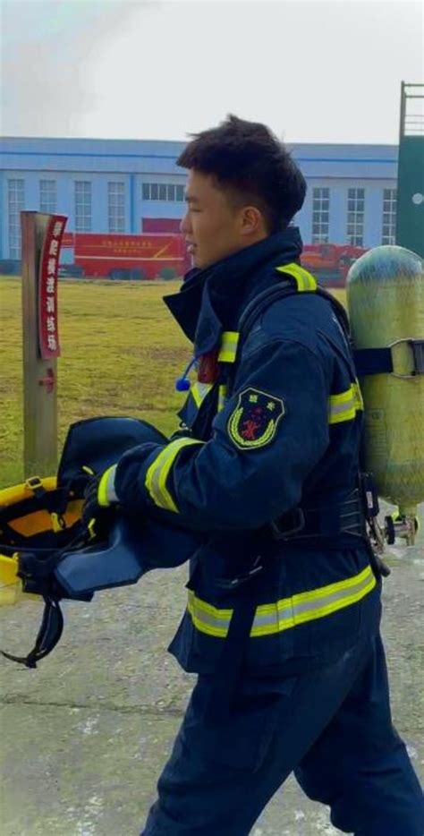 荆州一90后消防员灭火后手被染黑 怕父母看到急用钢丝球刷-大象网