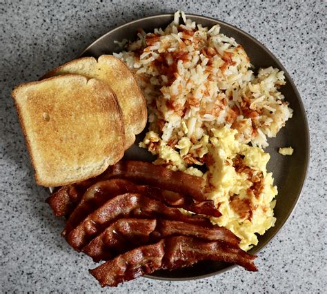 My go-to American breakfast. Bacon and eggs, hash browns and toast. : r ...