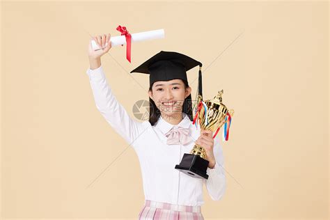 手拿毕业证书高清图片下载-正版图片501286460-摄图网