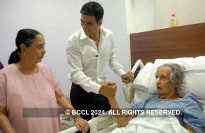 Akshay Kumar meets R.K.Laxman.