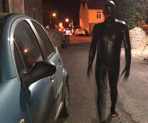 ब्रिटेन के समरसेट में Gimp Man की दहशत, पुलिस छान रही खाक लेकिन हर बार ...