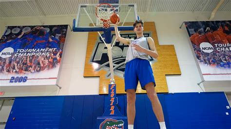 World's tallest teen joins UF basketball team | wtsp.com