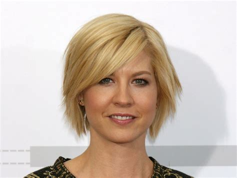 Jenna Elfman's Height, Weight, Bra Size, and Net Worth Unveiled ...