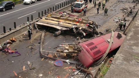 高清图：厦蓉高速发生重大交通事故已致11死- 中国日报网