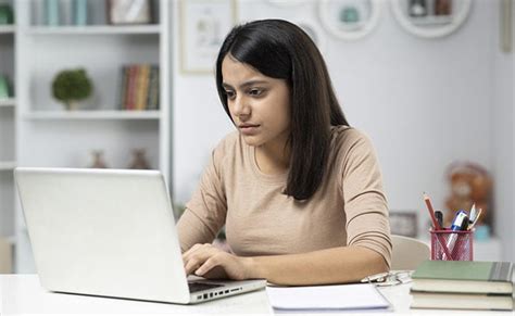 Neck Pain: लंबे समय तक डेस्क पर काम करके गर्दन और कमर में हो गया है ...