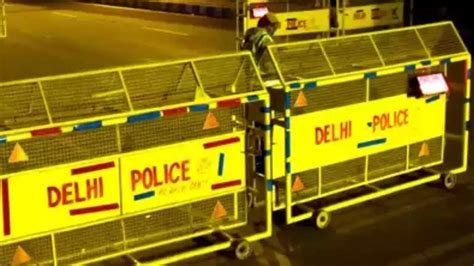 Delhi road rage: E-rickshaw driver slashes cabbie’s neck