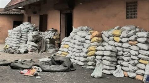 चोरी के 214 टन के फेरो क्रोम के साथ छह गिरफ्तार : तीन ट्रक जब्त - Six ...