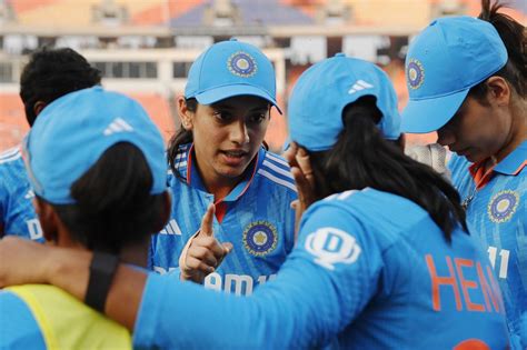 The Indian players get together for a huddle | ESPNcricinfo.com