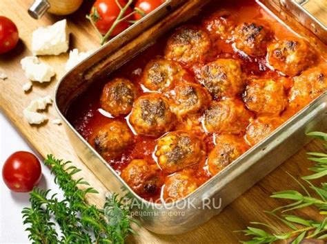 Фрикадельки с сыром в томатном соусе в духовке — рецепт с фото | Еда ...