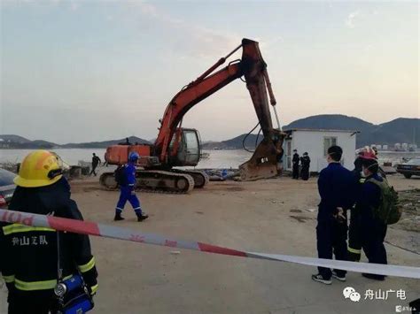 惊险！舟山一码头突然坍塌，现场2人坠海，其中1人死亡_浙江频道_凤凰网