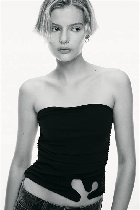 Cut-out bandeau top - Black - Ladies | H&M IN