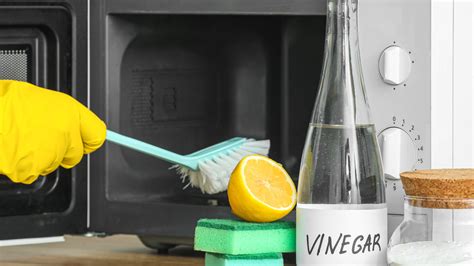 How to Clean Your Microwave with Vinegar (In 6 Steps) - Dan Marc Appliance