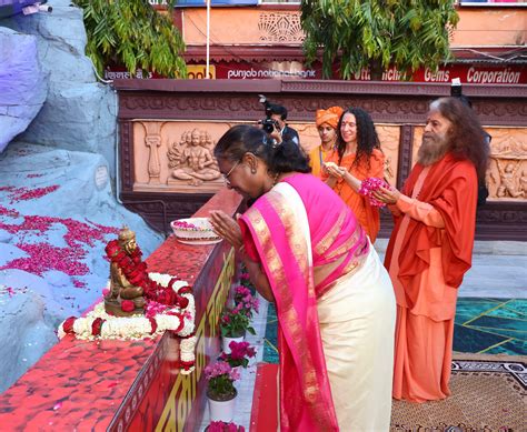 President Droupadi Murmu offers prayers to Lord Hanuman at 'Parmarth ...