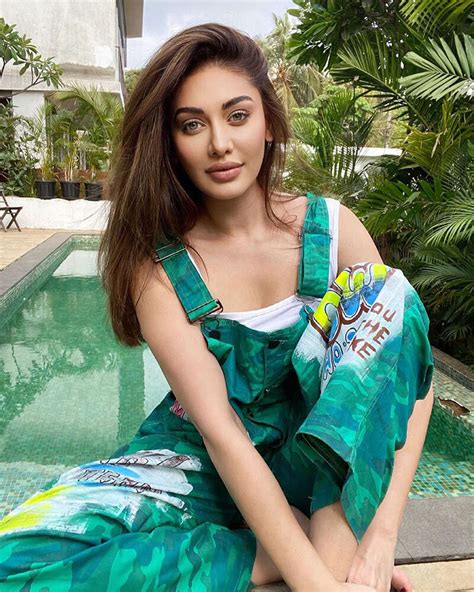 'Kaanta Laga' fame Shefali Jariwala is giving major beach vibes with ...
