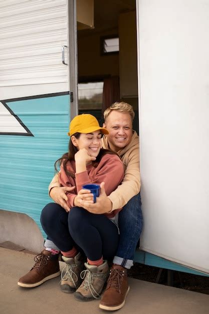 Coppia felice a tutto campo con camper | Foto Gratis