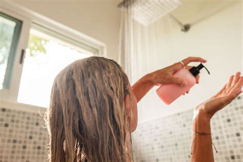 How to Use Conditioner Properly, According to Hairstylists | Glamour