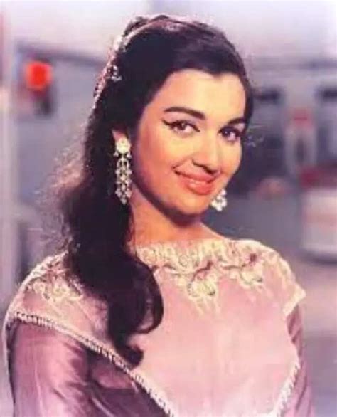 #ETimesTrendsetters: Asha Parekh oozes glamour in simple traditional ...