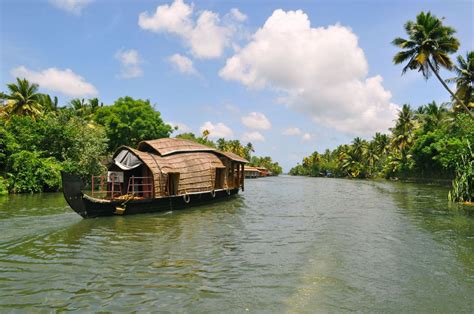 Alleppey Travel Guide: Cruise, Beaches & Places to See