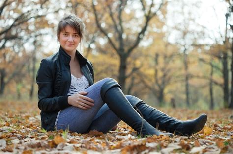 Girl in high shoes at autumn park | Free Photo