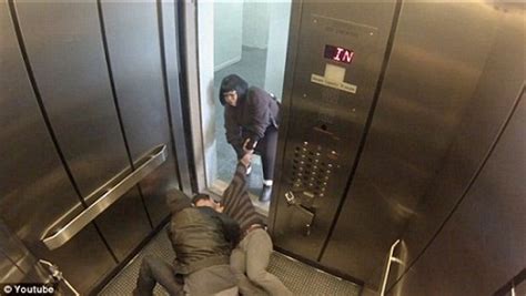 电梯上演“凶杀案” 目击者反应跌破眼镜(组图)-搜狐新闻