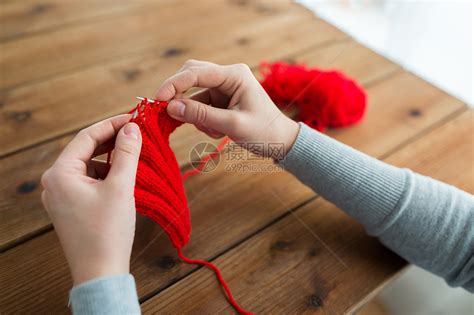 人们针线活的女人用针红纱编的手女人用针纱线编高清图片下载-正版图片300396757-摄图网