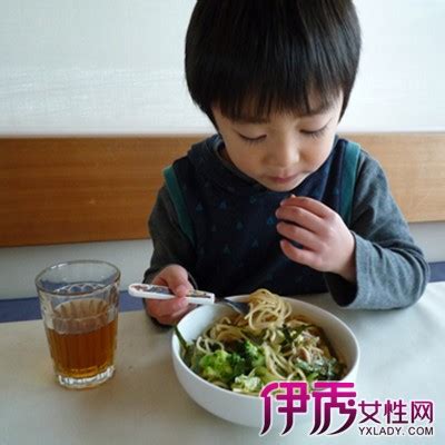 5岁男孩子长期积食,以致发育迟缓,医生：不能让孩子这样吃饭|脾胃|肠胃|食物_新浪新闻