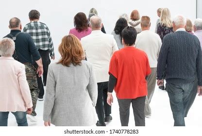 People Walking Away 的图像结果