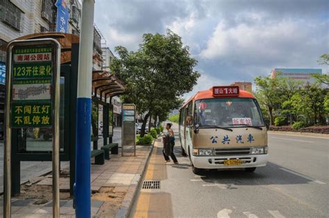 城乡出行持续改善 市民坐151路公交去洞头买海鲜-城市频道