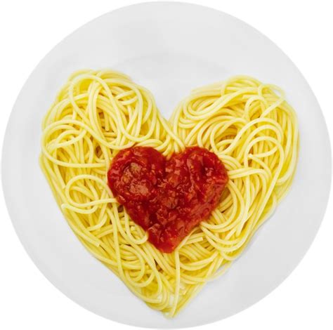 Heartshaped spaghetti and tomato sauce | Premium Photo