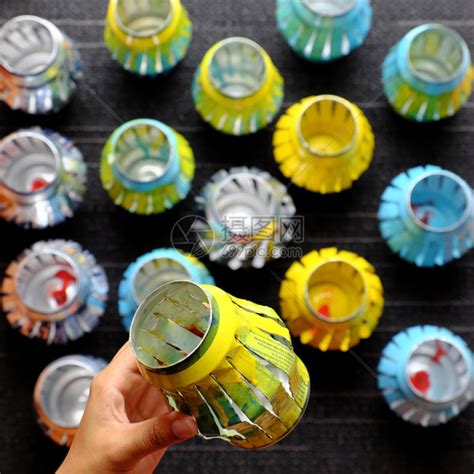 为了妇女手工回收啤酒罐用切割和喷漆来回收啤酒罐在秋节中做灯笼亚洲人手工制作的高清图片下载-正版图片307706426-摄图网