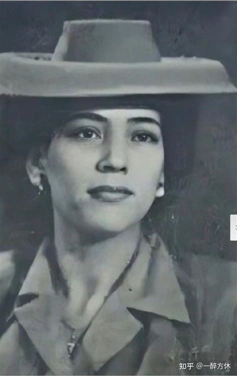 原配黎婉华曾是澳门第一美人，出身名门望族， 中葡混血