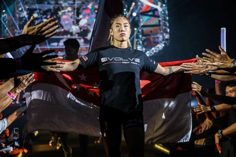 एंजेला ली को मूलन से प्रेरित ज्वेलरी कलेक्शन के लिए मॉडल के रूप में ...