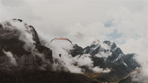 Download wallpaper 2560x1440 paraglider, parachute, flying widescreen ...