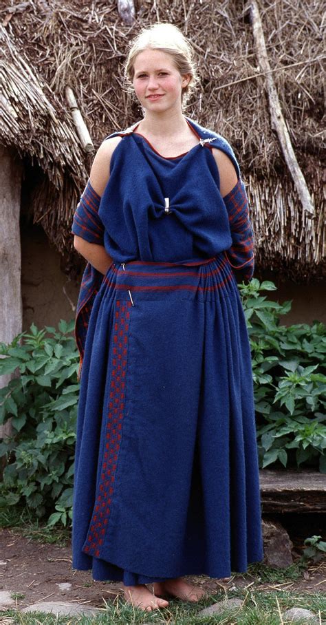 Reproduction of the Lonne Hede gown, 1st century CE | Celtic clothing ...