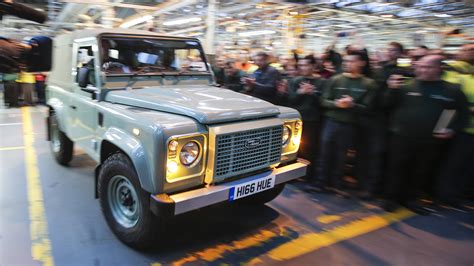 The last Land Rover Defender has rolled off the line | Autoblog