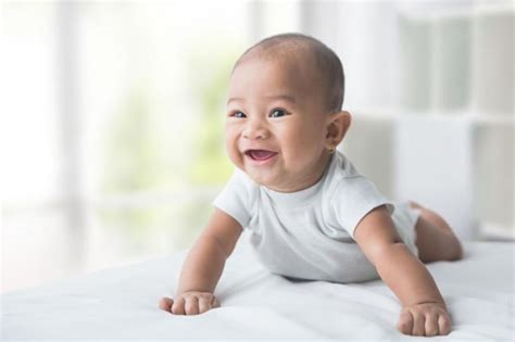 Mata Bayi yang Sehat: Ciri, Warna, dan Tahap Perkembangannya