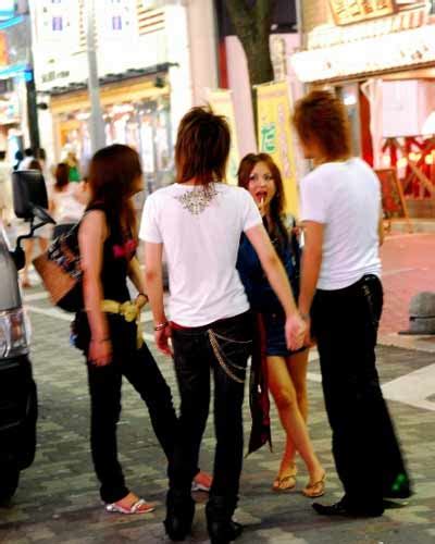 2008 11 07 14 25 日本牛郎店男妓競爭激烈同性也接(35P)