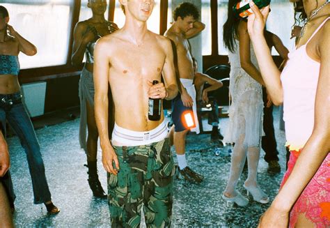 Troye Sivan et son clip “Rush” confirment que la mode masculine est plus libre et sexy que ...