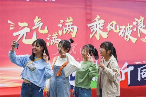 湖北荆州：2020级高校新生陆续开学报到-人民图片网